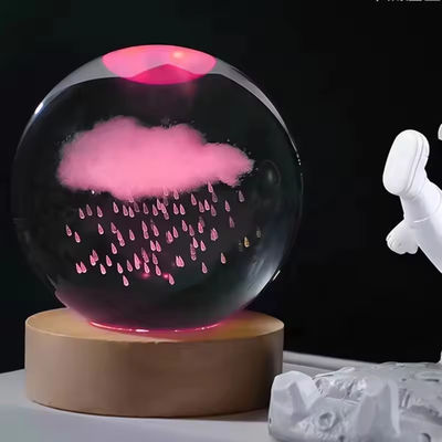 كرة الزجاج الكريستالي الأبيض الدافئ الخشبي 3D النور الليلي القاعدة موقف عرض LED موقف