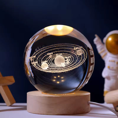 كرة الزجاج الكريستالي الأبيض الدافئ الخشبي 3D النور الليلي القاعدة موقف عرض LED موقف